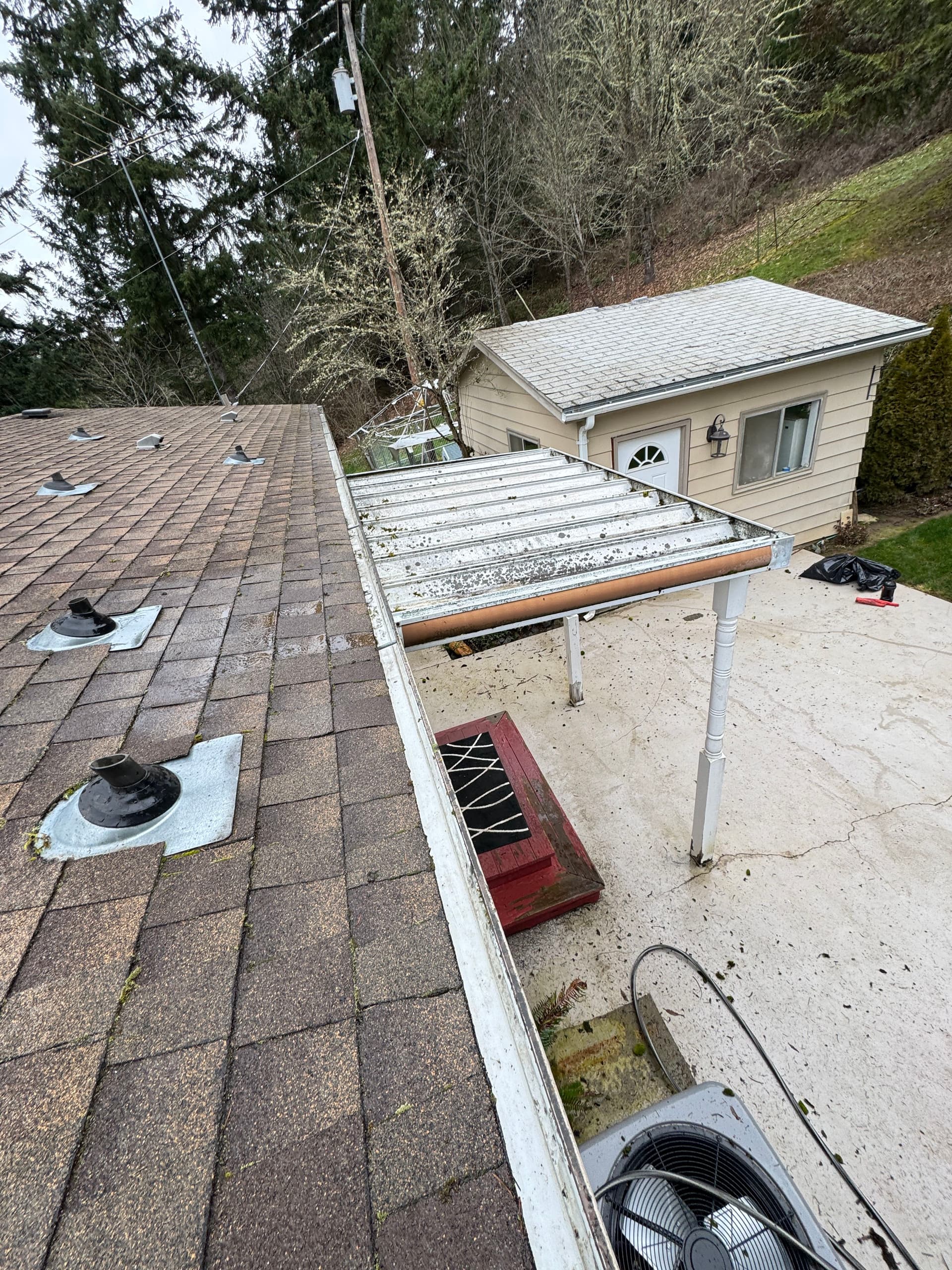 Gallery photos for Roof Moss Removal and Gutter Cleaning: Image #3