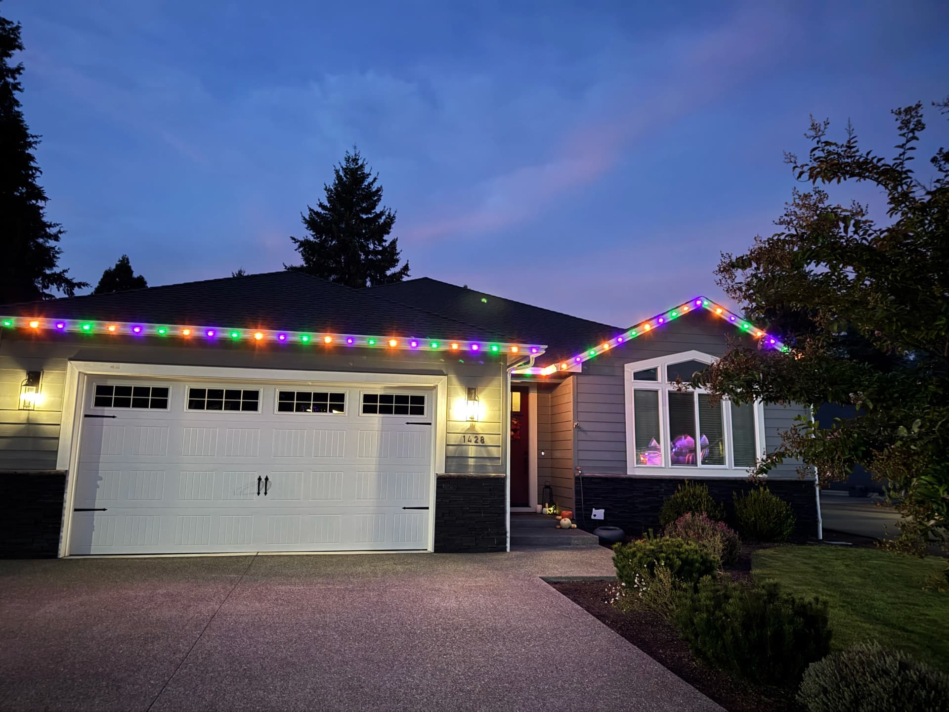 Gallery photos for Minleon Permanent LED Install on a Single-Story Home in Roseburg: Image #1