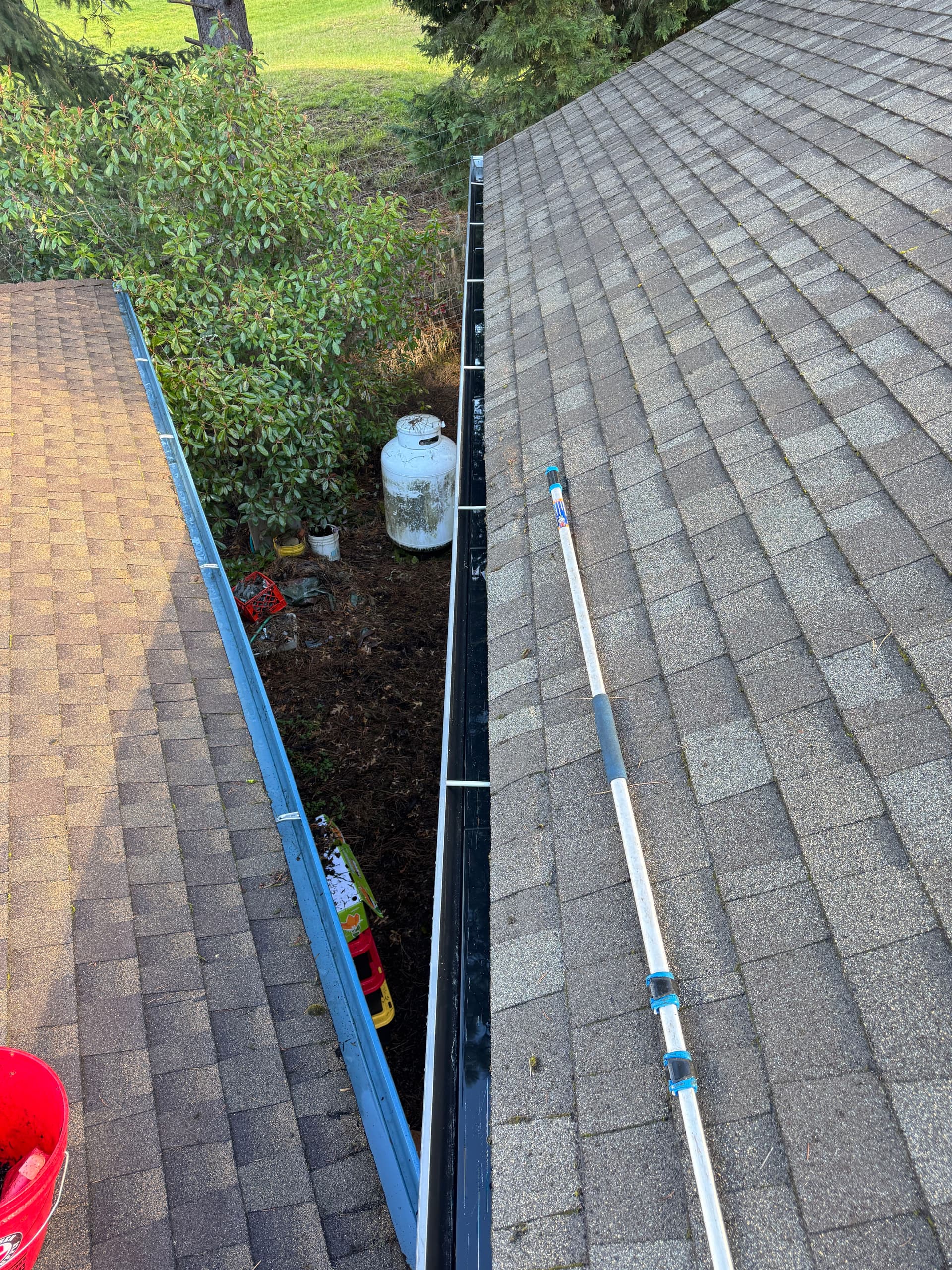 Gallery photos for Comprehensive Roof and Gutter Cleanup: Image #5