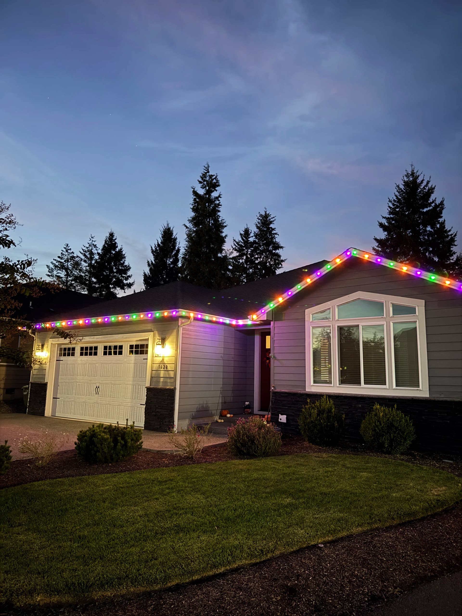 Minleon Permanent LED Install on a Single-Story Home in Roseburg image